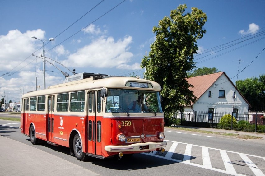 Gdyńska linia 25 obchodzi swoje 70-lecie. Z tej okazji w środę 15.07.2020 po ulicach Gdyni kursować będą zabytkowe trolejbusy. Zdjęcia