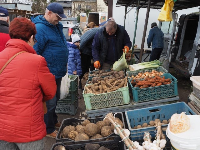 Wtorek na targowisku w Koszalinie. Co można znaleźć na stoiskach?