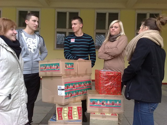 Wolontariusze z darami przygotowanymi do zawiezienia