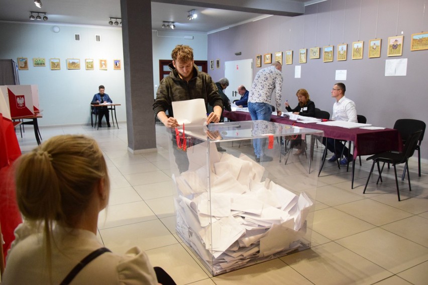 Wybory 2023. Mieszkańcy Baranowa Sandomierskiego licznie ruszyli na do urn. Frekwencja w gminie jest wysoka. Zobacz zdjęcia z głosowania  