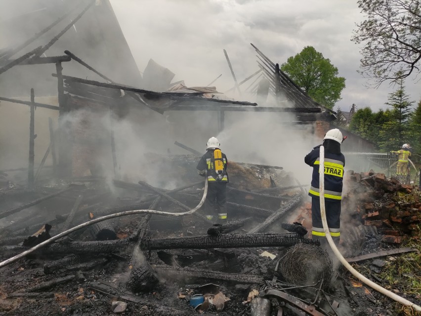 Podhale. Groźny pożar w Cichem. Ogień zajął zabudowania gospodarcze sąsiadujące z domem [ZDJĘCIA]