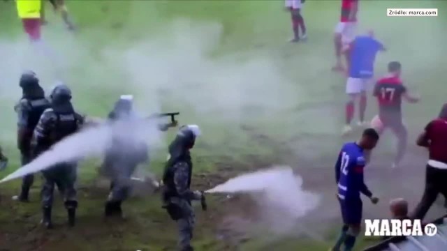 Na zdjęciu: policja interweniuje w trakcie bójki piłkarzy