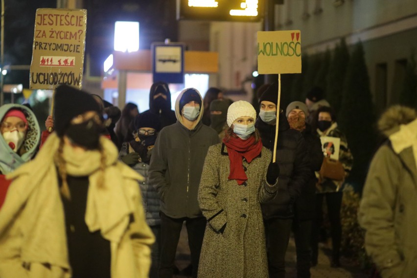 Kilkadziesiąt osób zgromadziło się w piątek przed siedziba...