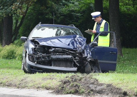 Paderewskiego: Passat uderzył w słup trakcji, kierowca w szpitalu