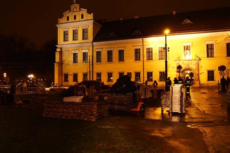 Kraków: wiatr przewrócił choinkę pod Oknem Papieskim [NOWE ZDJĘCIA, WIDEO]