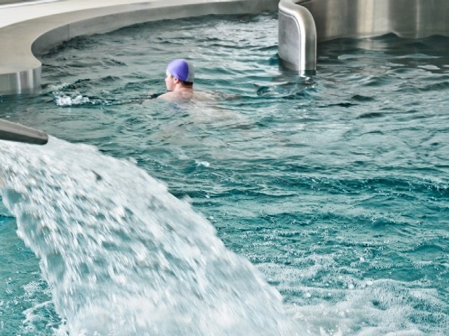 Kierownik basenu w centrum sportu UMK: - Im cieplejsza woda, tym gorsza sprawność.