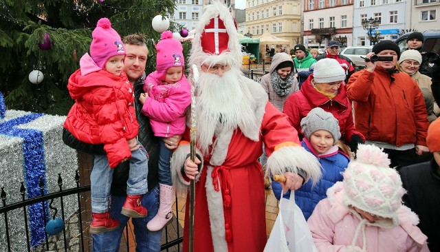 Na zakończenie Jarmarku Bożonarodzeniowego dzieci odwiedził mikołaj z cukierkami.