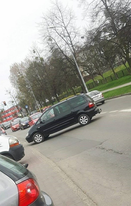 Auto zjechało z parkingu na jezdnię na ulicy 26 Marca w Wodzisławiu Śl.