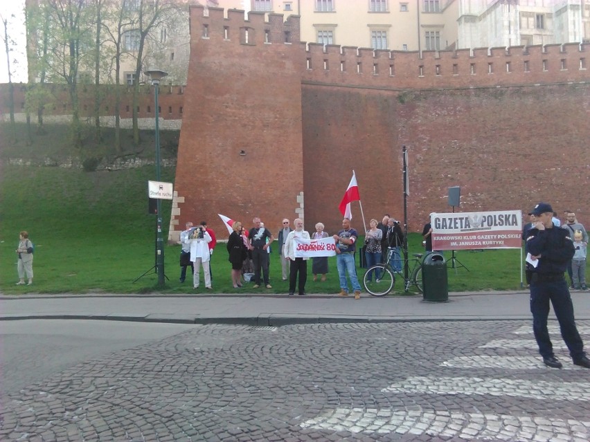 Kraków. Zwolennicy i przeciwnicy PiS starli się pod Wawelem [ZDJĘCIA, WIDEO]