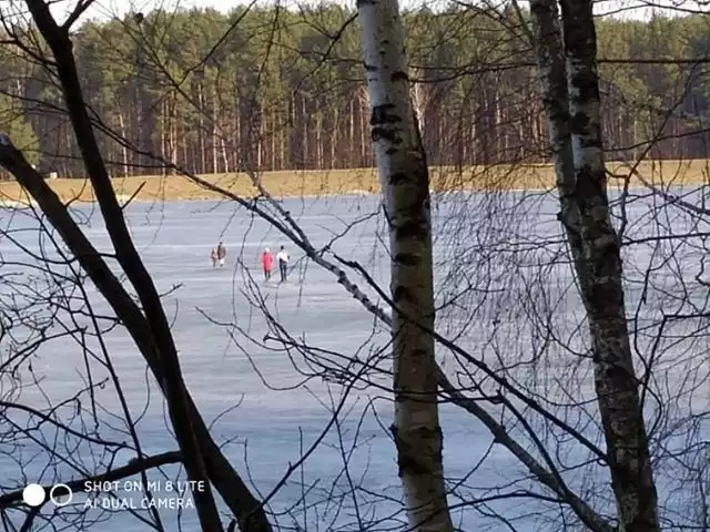 - Jezioro Maziarnia, zalew Wilcza Wola. Cztery osoby, w tym dwójka dzieci, przechodzą po lodzie na drugą stronę jeziora i z powrotem. Skrajna nieodpowiedzialność - pisze internauta, od którego otrzymaliśmy te zdjęcia. Fotografie zostały wykonane dzisiaj.