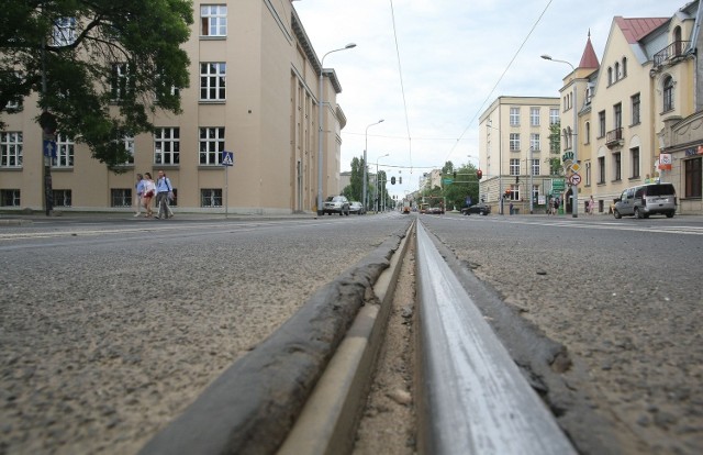 Ta czarna masa wydostała się spod szyn na ul. Narutowicza w okolicy pl. Dąbrowskiego