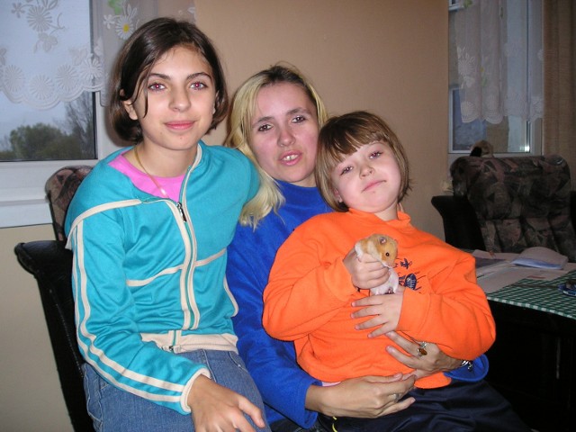 Mama Natalii (w środku) i siostra Patrycja (z lewej) z utęsknieniem czekają na dzień, w którym siedmioletnia dziewczynka wróci do zdrowia i pełni sił.