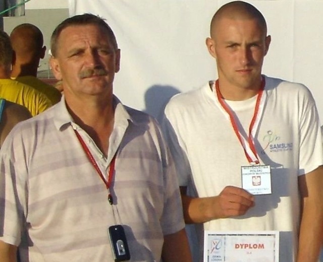 Paweł Polechoński zdobył w igrzyskach LZS dwa medale. Na zdjęciu z trenerem Zbigniewem Krzyśkiem.