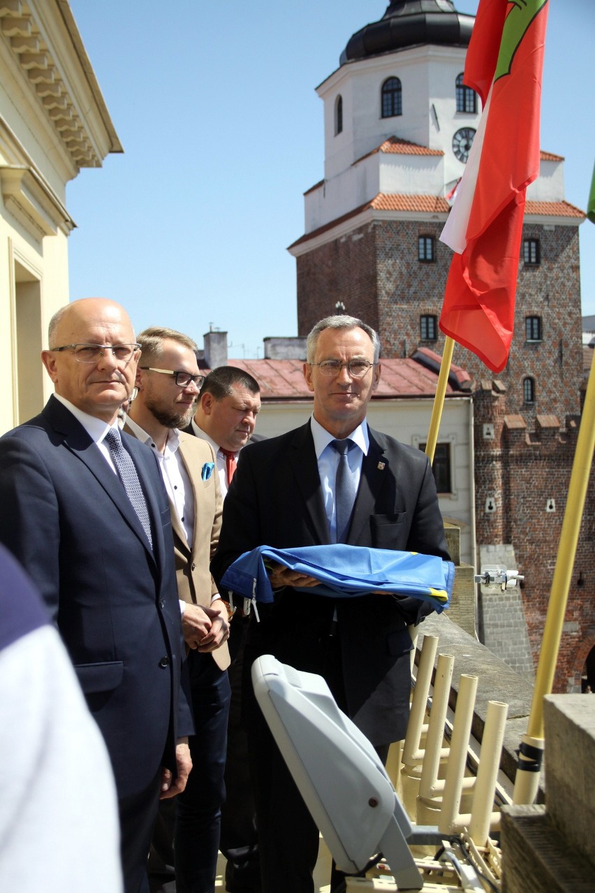 ''Oda do radości'' popłynęła z ratusza. Na maszt wciągnięto flagę UE. Tak Lublin świętował 15 lat wstąpienia do Unii (WIDEO, ZDJĘCIA)