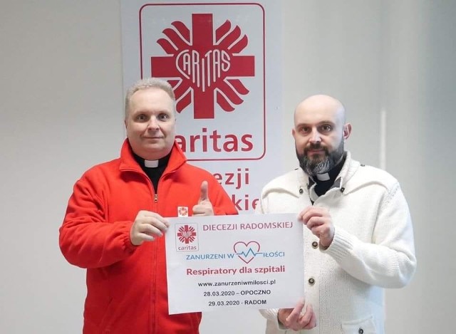Księżą Robert Kowalski (z lewej) i Damian Drabikowski z Caritas dziękują za wsparcie zbiórki na respiratory dla szpitali.