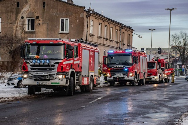 Pożar wybuchł w niedzielę 21 stycznia o godz. 14.50. Paliło się mieszkanie na pierwszym piętrze murowanej kamienicy przy ul. Wspólnej w Pabianicach.