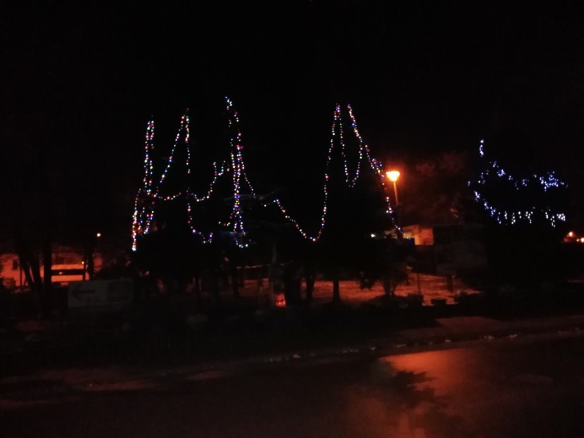 Świąteczne iluminacje w Małogoszczu. Choinka i wielka bombka...