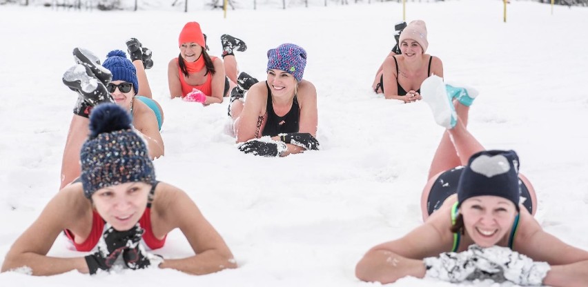 Morsowanie z Igorem Janikiem na plaży w Gdańsku! W Jelitkowie śmiałkowie kąpali się w zimowej scenerii [zdjęcia]