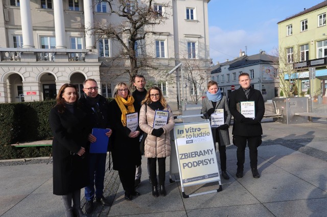 Platforma Obywatelska rozpoczyna w Świętokrzyskiem zbiórkę podpisów pod obywatelskim projektem ustawy o przywróceniu finansowania in vitro z budżetu państwa. Na ten temat mówiono podczas konferencji, która odbyła się w poniedziałek, 21 listopada, na Rynku w Kielcach.