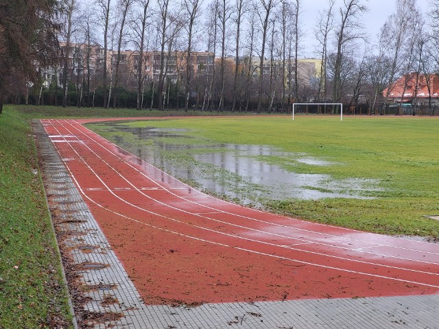 Zalany stadion przy Zespole Szkół Agrotechnicznych w Słupsku.