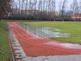 Ulewa zalała stadion na "Rolniczaku". Czytelnicy pytają, dlaczego wody nie zebrał zbiornik retencyjny pod murawą