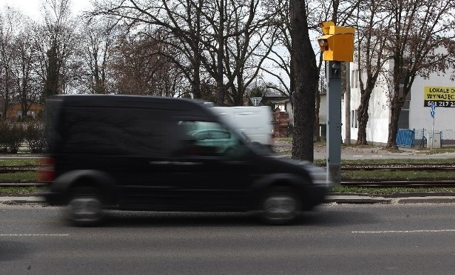 Mercedesa na angielskich numerach rejestracyjnych sfotografował fotoradar na ul. Pabianickiej.