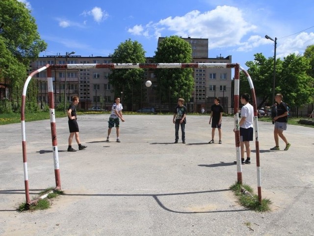 Uczniowie klas 2 A i B w Gimnazjum numer 3 w Kielcach nie mogą doczekać się nowego, o równej nawierzchni, boiska.