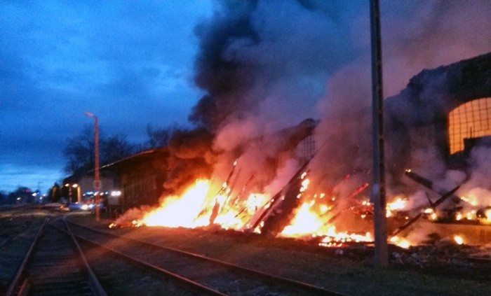 Duży pożar magazynu w Sulechowie. Strażak trafił do szpitala