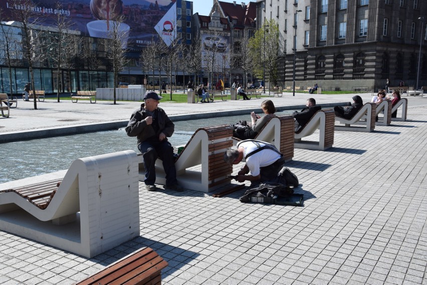 Demontaż leżaków nad Sztuczną Rawą