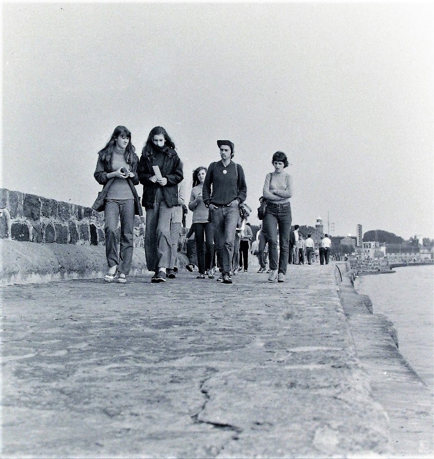 Letnicy spacerujący na falochronie wschodnim portu w Ustce