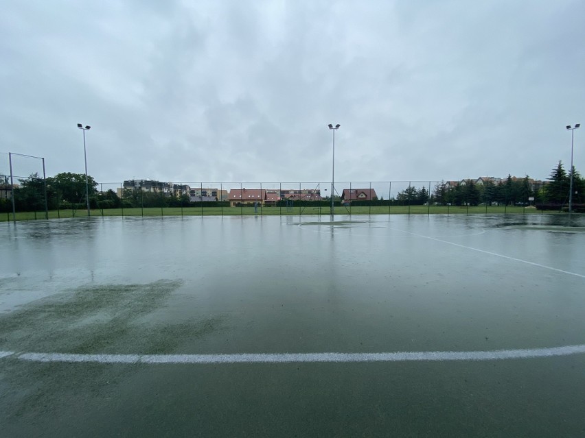 Zalany Orlik przy ul. Jagiellońskiej, obok szkoły...