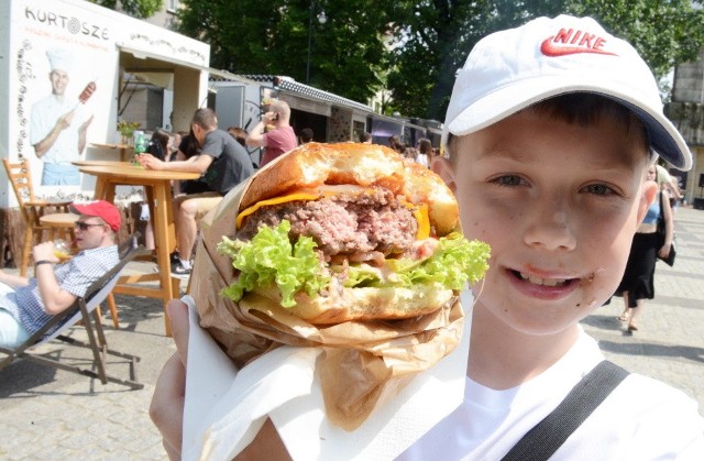 Na zdj.: Tymek Krajcer z Zielonej G&oacute;ry z big burgerem3 czerwca sobotę na Plac Bohater&oacute;w zjechały się Food Trucki. To już druga edycja tej imprezy w Winnym Grodzie.  To nie lada gratka dla smakoszy jedzenia z samochodowej budy. Na zlocie pojawiło się ponad 20 truck&oacute;w. Tymek Krajcer z Zielonej G&oacute;ry kupił wielkiego burgera. - bardzo ostry, ale zjadłem, był pyszny - dodaje Tymek. Food Truck Fest będzie trwał do niedzieli 4 czerwca.  &lt;iframe src=&quot;//get.x-link.pl/eccf04ad-9bbe-2a12-125d-ec845ca358db,b3bceeae-fa55-95db-4b4c-91f6932ed439,embed.html&quot; width=&quot;700&quot; height=&quot;380&quot; frameborder=&quot;0&quot; webkitallowfullscreen=&quot;&quot; mozallowfullscreen=&quot;&quot; allowfullscreen=&quot;&quot;&gt;&lt;/iframe&gt;&lt;b&gt;Przeczytaj też:&lt;/b&gt; &lt;a href=&quot;http://www.gazetalubuska.pl/wiadomosci/zielona-gora/g/mnostwo-atrakcji-dla-kazdego-trwa-festyn-lotniczy-w-przylepie-zdjecia-wideo,12143259,24104923/&quot; title=&quot;&quot; target=&quot;_blank&quot;&gt; &lt;font color=&quot;blue&quot;&gt; &lt;b&gt;Mn&oacute;stwo atrakcji dla każdego. Trwa Festyn Lotniczy w Przylepie! [ZDJĘCIA, WIDEO]&lt;/b&gt;&lt;/font&gt;&lt;/a&gt;&lt;center&gt;&lt;div class=&quot;fb-like-box&quot; data-href=&quot;https://www.facebook.com/gazlub/?fref=ts&quot; data-width=&quot;700&quot; data-show-faces=&quot;true&quot; data-stream=&quot;false&quot; data-header=&quot;true&quot;&gt;&lt;/div&gt;&lt;/center&gt;