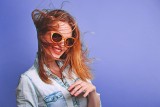 Modne okulary przeciwsłoneczne - trendy w 2022 roku. Sprawdź,  jak wybrać dobre okulary do ochrony oczu przed słońcem