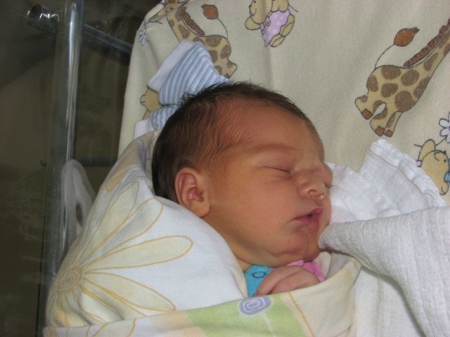 Julia Bączyk urodziła się we wtorek, 28 sierpnia. Ważyła 3400 g i mierzyła 54 cm. Córka Anny i Mariusza z Ostrowi Mazowieckiej ma siostrę Wiktorię (4 l.)