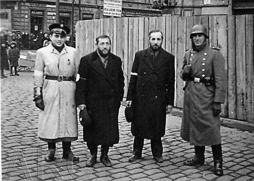 Warszawskie getto, maj 1941 r. Pierwszy od lewej żydowski...