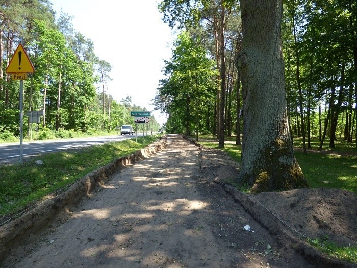 Ruszyła budowa chodnika i trasy rowerowej przy drodze numer 42 w Rudzie Malenieckiej (ZDJĘCIA)
