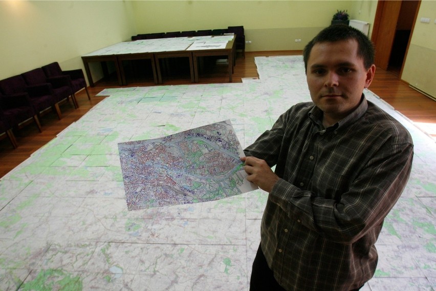 Od 11 lat ręcznie rysuje mapę Polski. Ma mieć 35 na 35 metrów (ZDJĘCIA)