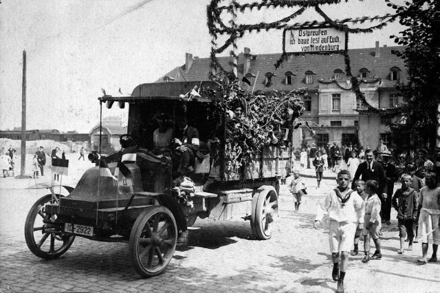 11 lipca 1920 roku. Brama plebiscytowa wita przyjezdnych przed budynkiem dworca. W samym Ełku za Niemcami głosowało 8339 osób, a za Polską 7.