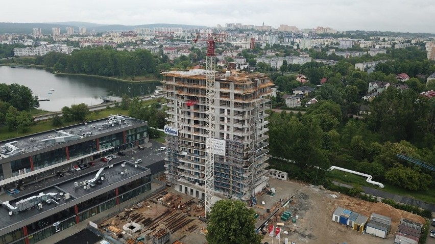 Największa w Polsce maszyna na budowie Plaza Tower - najwyższego budynku w Kielcach. Zobacz jak szła praca [ZDJĘCIA Z DRONA] 