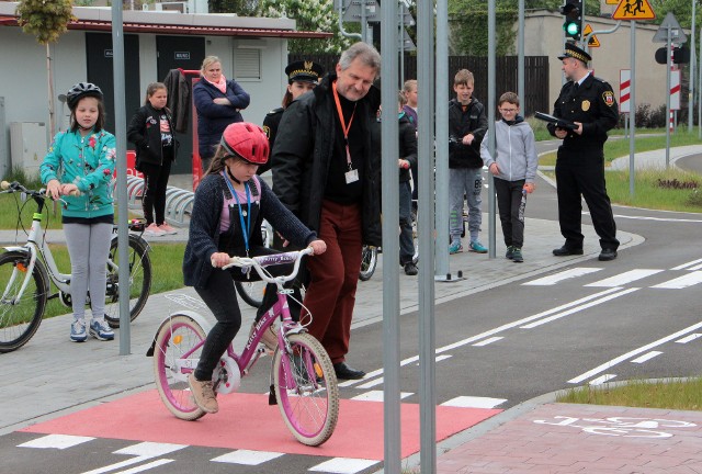 W XI edycji "Moja karta rowerowa" w pierwszej kolejności egzaminy zdawały w piątek dzieci z klasy IVa SP 17 w Grudziądzu. Uczniowie do Wojewódzkiego Ośrodka Ruchu Drogowego przyszli z nauczycielką Katarzyną Grohs. Takie egzaminy przejdą jeszcze uczniowie z 16 innych szkół, czyli razem około 1200 osób. Dziś egzaminatorem z ramienia WORD był Tadeusz Muszyński. Projekt "Moja karta rowerowa" organizowany jest przez grudziądzką straż miejską, przy współudziale wydziału edukacji urzędu miejskiego i Wojewódzkiego Ośrodka Ruchu Drogowego.