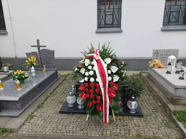 14. rocznica katastrofy smoleńskiej w Będzinie. Złożono kwiaty na grobie Grzegorza Dolniaka