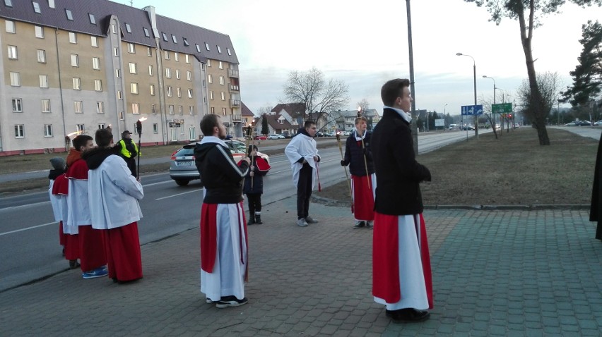 Droga krzyżowa ulicami miasta w parafii pw. Zbawiciela Świata. Kolejne: w piątek, w dwóch parafiach [ZDJĘCIA]