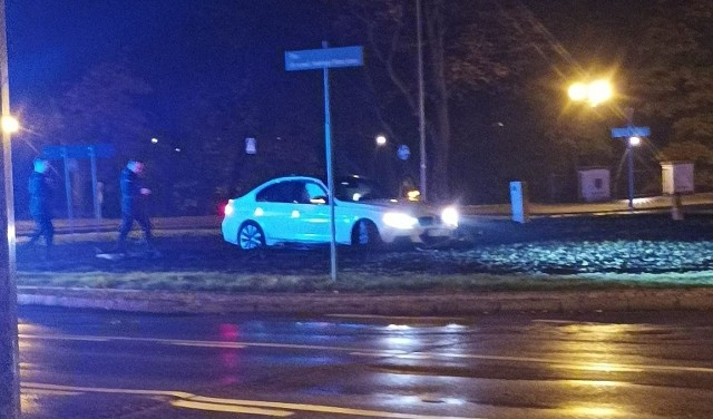 Kierowca BMW driftował w centrum Białegostoku. Wylądował na środku ronda Lussy