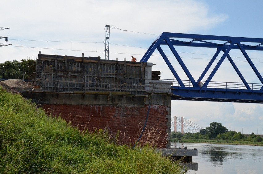 Wrocław: Kolejowa operacja na Odrze. Przesuwają 650-tonowy most (DUŻO ZDJĘĆ)