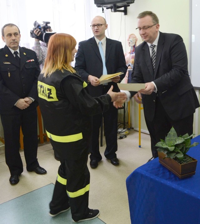 Certyfikaty uczniom wręczali starosta Michał Jędrys, komendant powiatowy Państwowej Straży Pożarnej, brygadier Sylwester Hamera, oraz dyrektor III Liceum Paweł Buryło.
