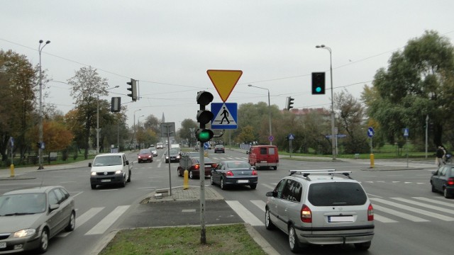 Na skrzyżowaniu ulic Mireckiego, Szarych Szeregów i Wernera jest bardzo niebezpiecznie. Brakuje tutaj osobnego sygnalizatora dla skręcających w lewo. A często widoczność jest mocno ograniczona.