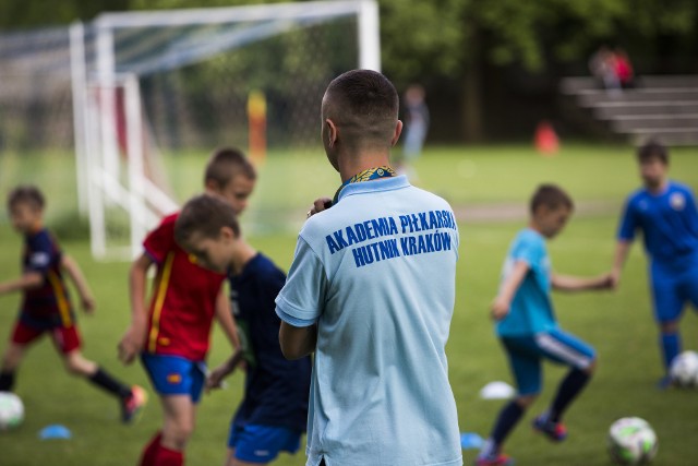 Dzieciaki trenują pod czujnym okiem piłkarzy pierwszej drużyny