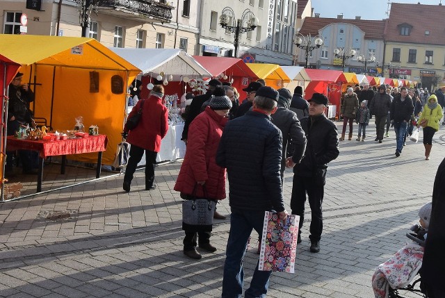 Coroczny Jarmark Świąteczny odbył się wczoraj na Rynku w Inowrocławiu. Można tam było nabyć nie tylko widoczne na zdjęciu balony przypominające gwiazdora, ale także pierniki, takie w kształcie serc, jak również i całe piernikowa chatki. Oferowano wyroby wędliniarskie, choinki i ozdoby choinkowe. Nie brakowało świątecznych stroików i zabawek. Była okazja skosztować gorących bożonarodzeniowych potraw.