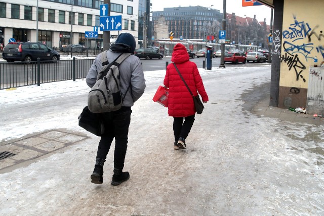 Wiele ulic należących do miasta w Szczecinie jest pokrytych grubą warstwą lodu.