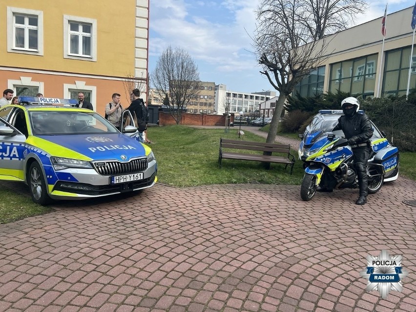 Policjanci z Radomia przeprowadzili pokaz działań w związku z symulacją ataku terrorystycznego